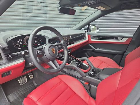 Certified 2024 Porsche Cayenne S image 4