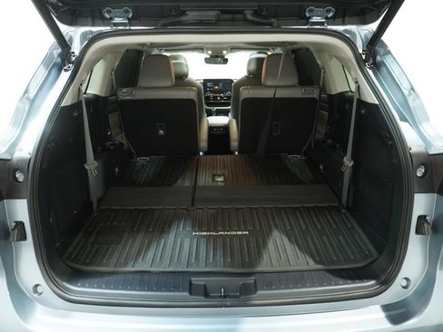 Used 2023 Toyota Highlander Limited AWD/4WD image 6