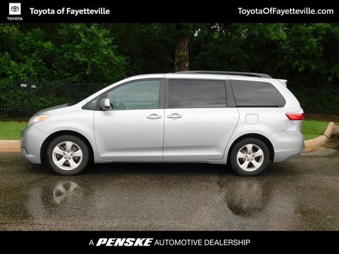 Used 2016 Toyota Sienna LE FWD image 2