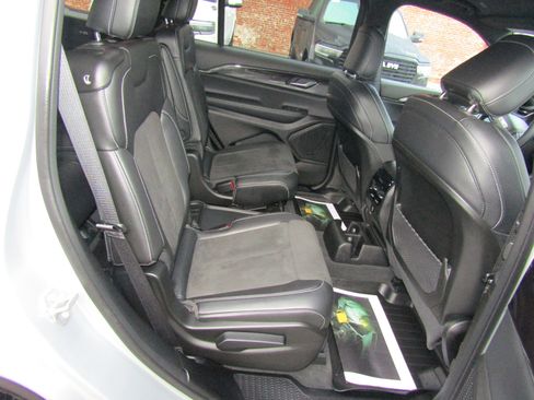 Used 2023 Jeep Grand Cherokee L Laredo image 15