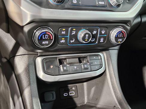 Used 2023 GMC Acadia SLT FWD image 31