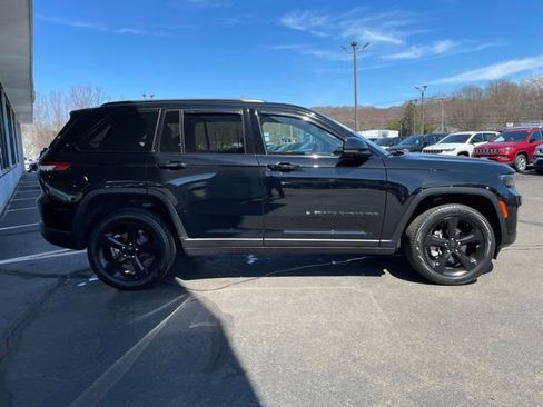 Used 2024 Jeep Grand Cherokee Limited w/ Luxury Tech Group II image 35