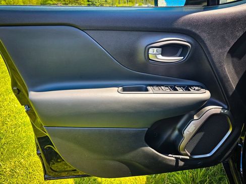 Certified 2022 Jeep Renegade Limited AWD/4WD image 10