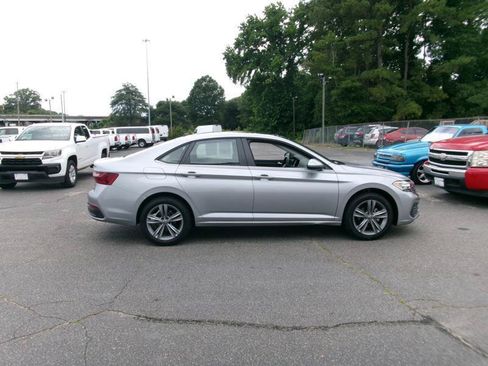 Used 2024 Volkswagen Jetta SE FWD image 5