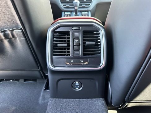 Used 2026 Porsche Macan AWD/4WD image 38