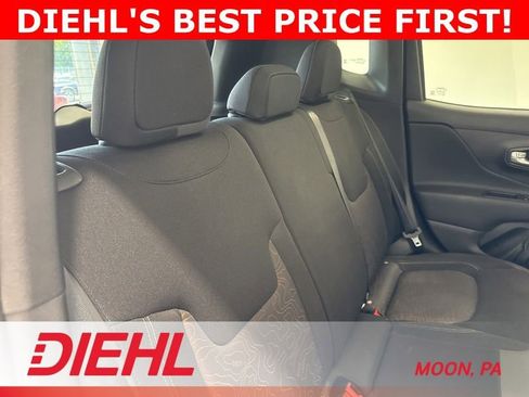 Used 2023 Jeep Renegade Latitude w/ Sun/Sound Group AWD/4WD image 11
