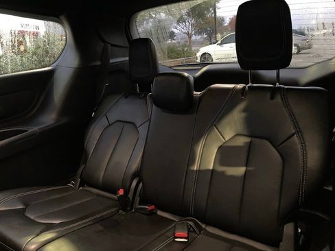 Used 2025 Chrysler Pacifica Select image 12