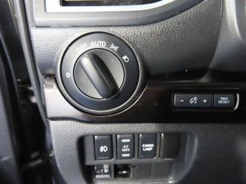 Used 2019 Nissan Titan SV w/ SV Convenience Package AWD/4WD image 18