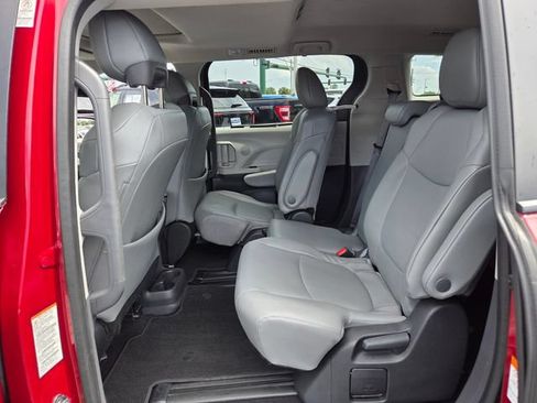 Used 2023 Toyota Sienna XLE FWD image 11