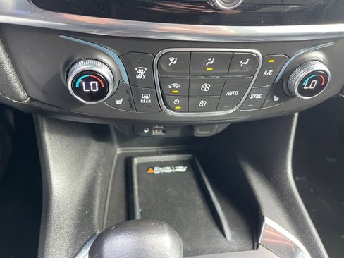 Used 2022 Chevrolet Traverse LT w/ LT Premium Package image 31