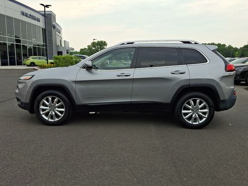 Used 2017 Jeep Cherokee Limited AWD/4WD image 4