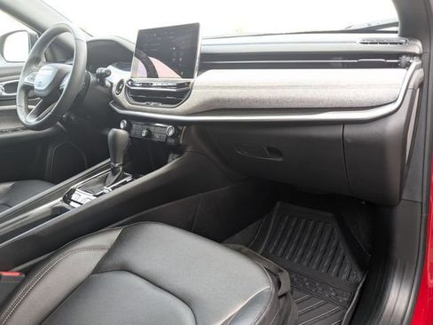 Used 2024 Jeep Compass Latitude image 6