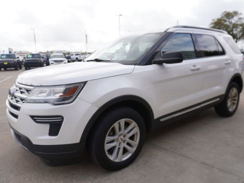 Used 2019 Ford Explorer XLT image 3