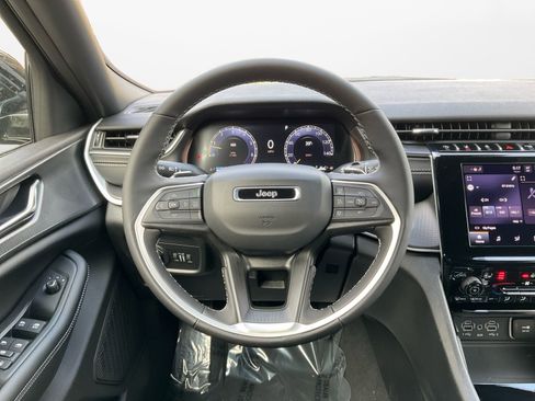 New 2025 Jeep Grand Cherokee L Altitude image 12