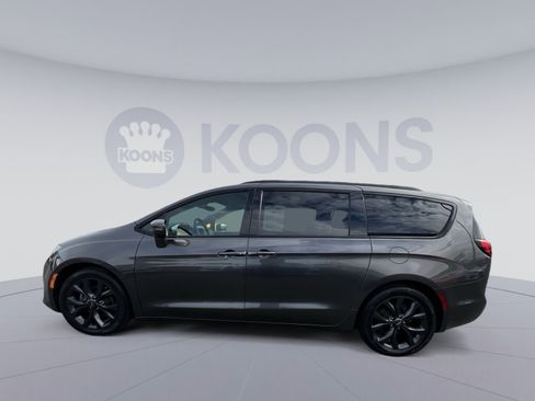 Used 2018 Chrysler Pacifica Limited w/ S Appearance Package image 2