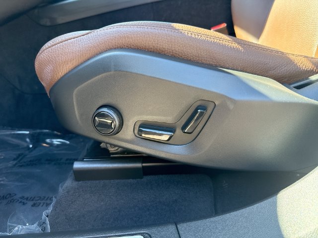 Certified 2025 Volvo XC60 T8 Plus w/ Protection Package Premier AWD/4WD image 17