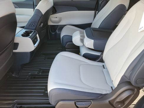 New 2026 Kia Carnival EX image 6