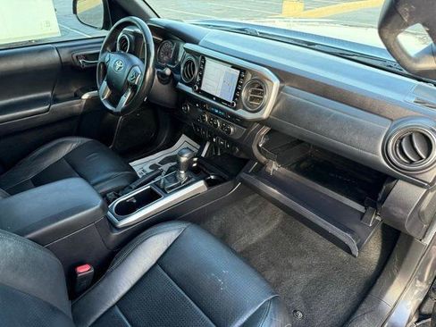 Used 2022 Toyota Tacoma Limited image 32