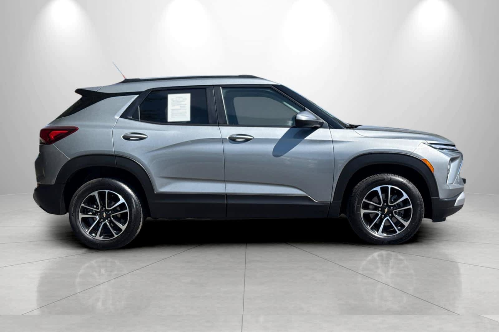 Used 2025 Chevrolet TrailBlazer LT AWD/4WD image 8
