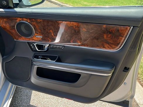 Used 2019 Jaguar XJ AWD image 28