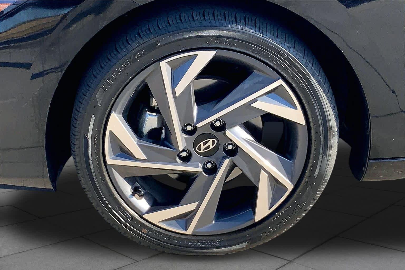 Used 2025 Hyundai Elantra SEL FWD image 10