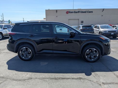Used 2025 Nissan Rogue SV AWD/4WD image 2