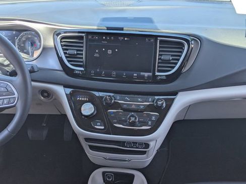 Used 2024 Chrysler Pacifica Touring-L FWD image 16