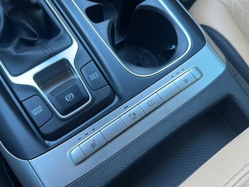 Used 2024 Kia Carnival LX image 36