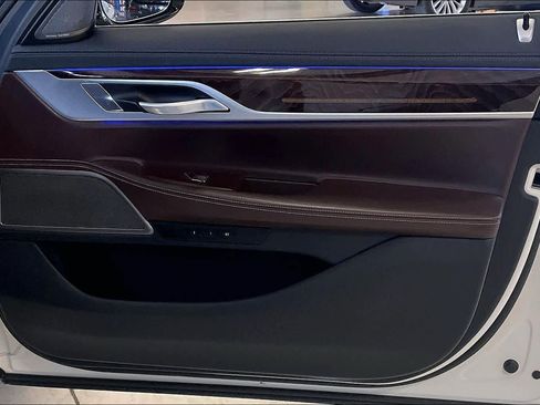 Used 2021 BMW 750i xDrive image 21