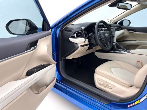 Used 2020 Toyota Camry XLE w/ Sunroof Package FWD image 11