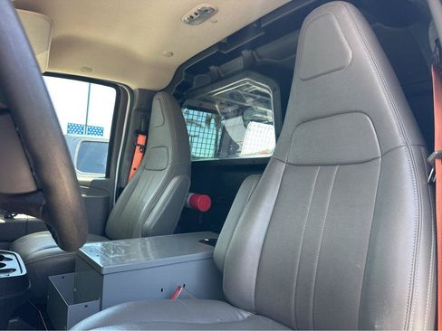 Used 2018 Chevrolet Express 2500 w/ Driver Convenience Package RWD image 7