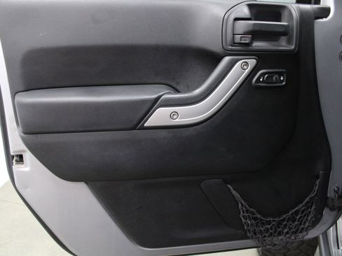 Used 2014 Jeep Wrangler Unlimited Rubicon w/ Connectivity Group image 9