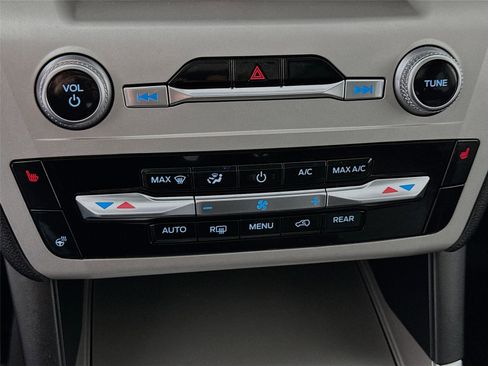 Used 2024 Ford Explorer XLT w/ Equipment Group 202A image 9