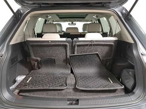 Used 2021 Volkswagen Tiguan SE w/ Panoramic Sunroof Package image 10