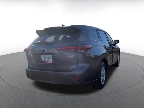 Used 2025 Toyota Highlander LE image 2