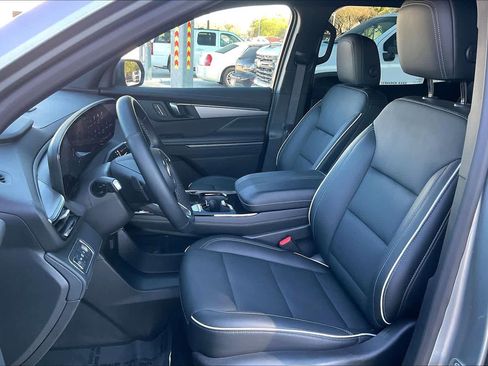 Used 2025 Buick Enclave Preferred image 9