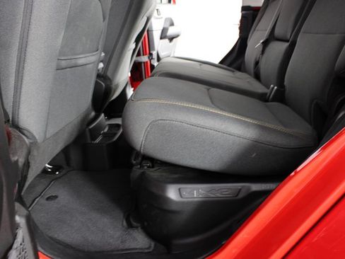 Used 2025 Jeep Wrangler Unlimited Sahara AWD/4WD image 16