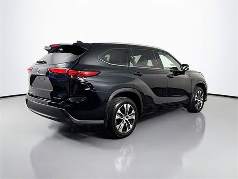 Used 2021 Toyota Highlander XLE image 8