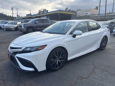 Used 2022 Toyota Camry SE FWD image 11