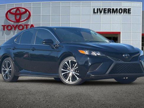 Used 2020 Toyota Camry SE w/ Blackout Package FWD image 2