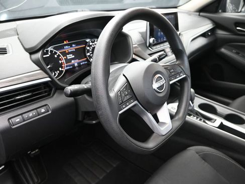 Used 2025 Nissan Altima 2.5 SV FWD image 12