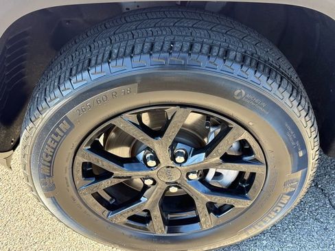 Used 2024 Jeep Grand Cherokee L Laredo image 10