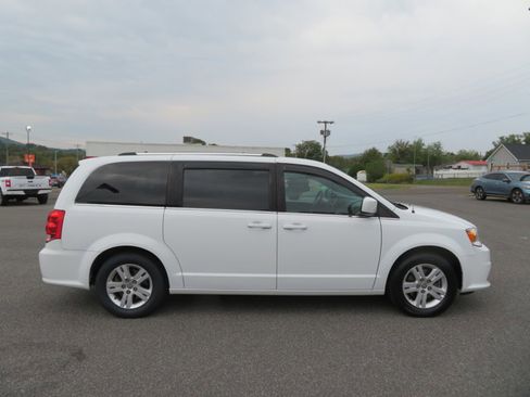 Used 2018 Dodge Grand Caravan SXT image 2