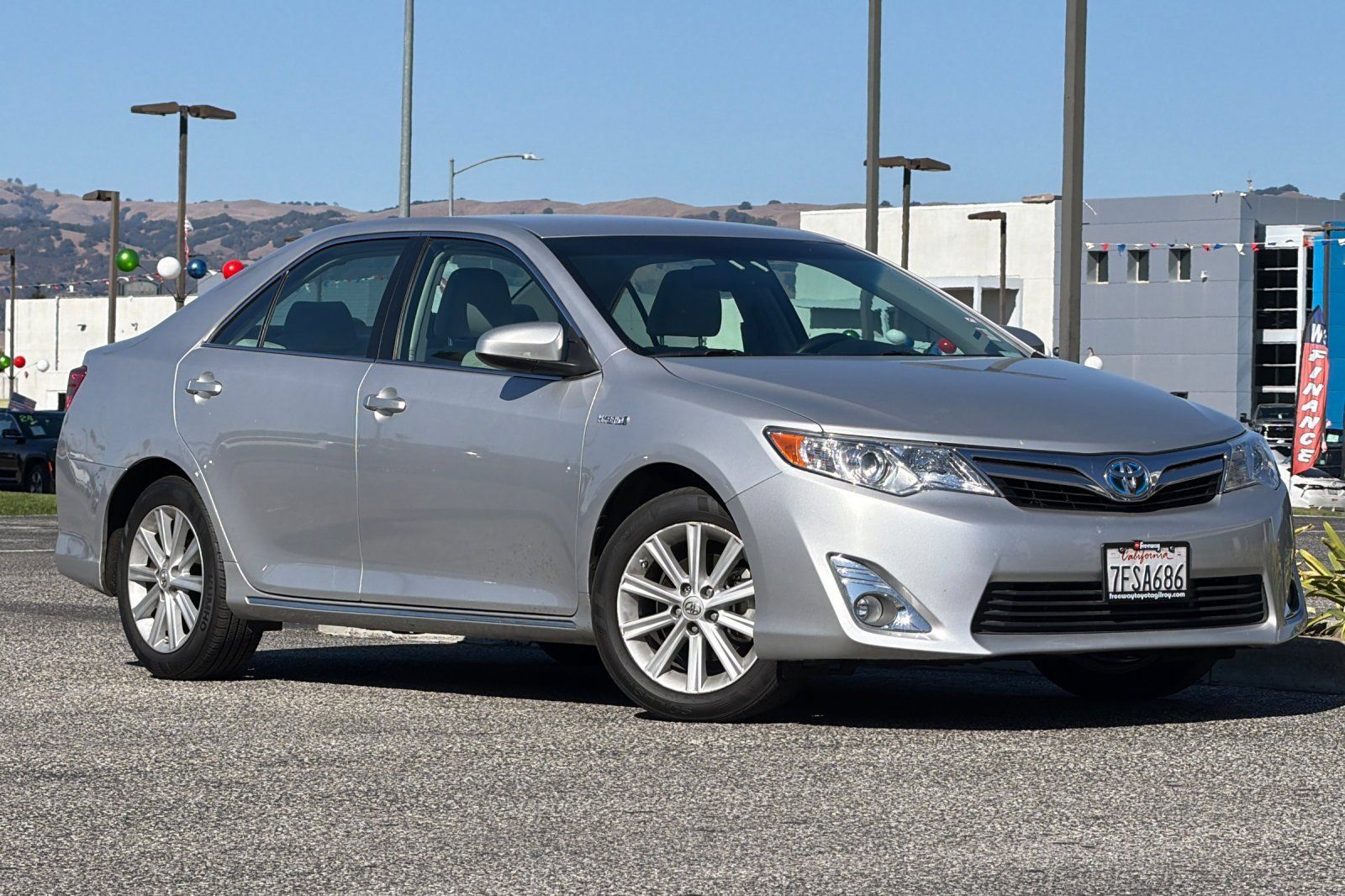 Used 2014 Toyota Camry XLE w/ Convenience Package FWD image 2
