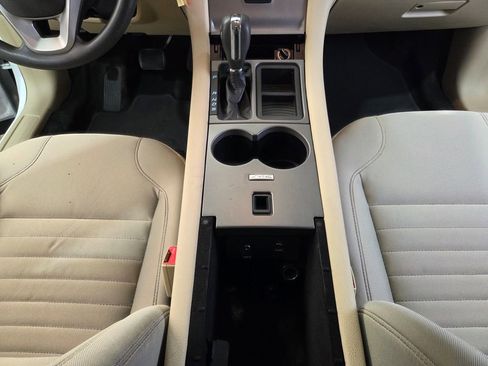 Used 2015 Ford Taurus SE image 24