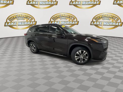 Used 2022 Toyota Highlander XLE FWD image 4