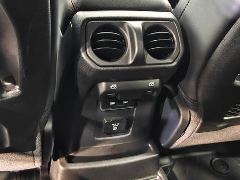 Used 2026 Jeep Wrangler Unlimited Rubicon AWD/4WD image 28