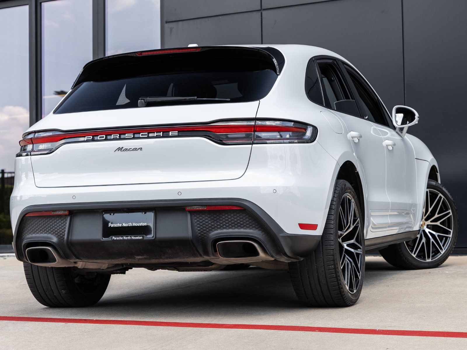Certified 2023 Porsche Macan AWD/4WD image 11