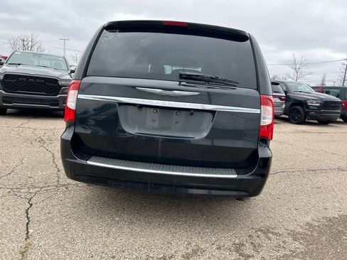 Used 2013 Chrysler Town & Country Touring image 19