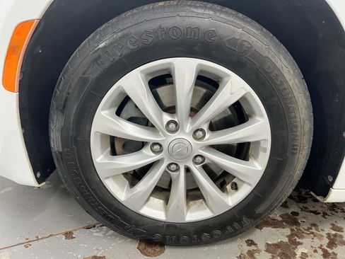 Used 2018 Chrysler Pacifica Touring-L FWD image 26